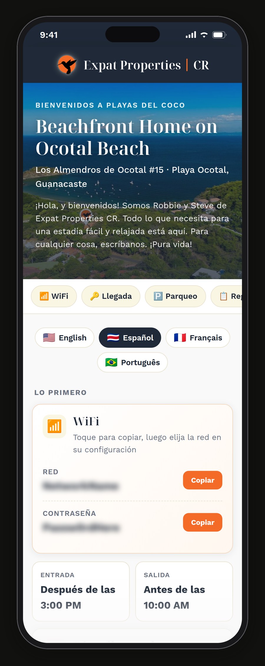 La guia para huespedes de Los Almendros de Ocotal 15 en un telefono: la pantalla de bienvenida, los accesos a cada seccion, las cuatro opciones de idioma, la tarjeta de WiFi con la red y la contrasena difuminadas, y los horarios de entrada y salida.